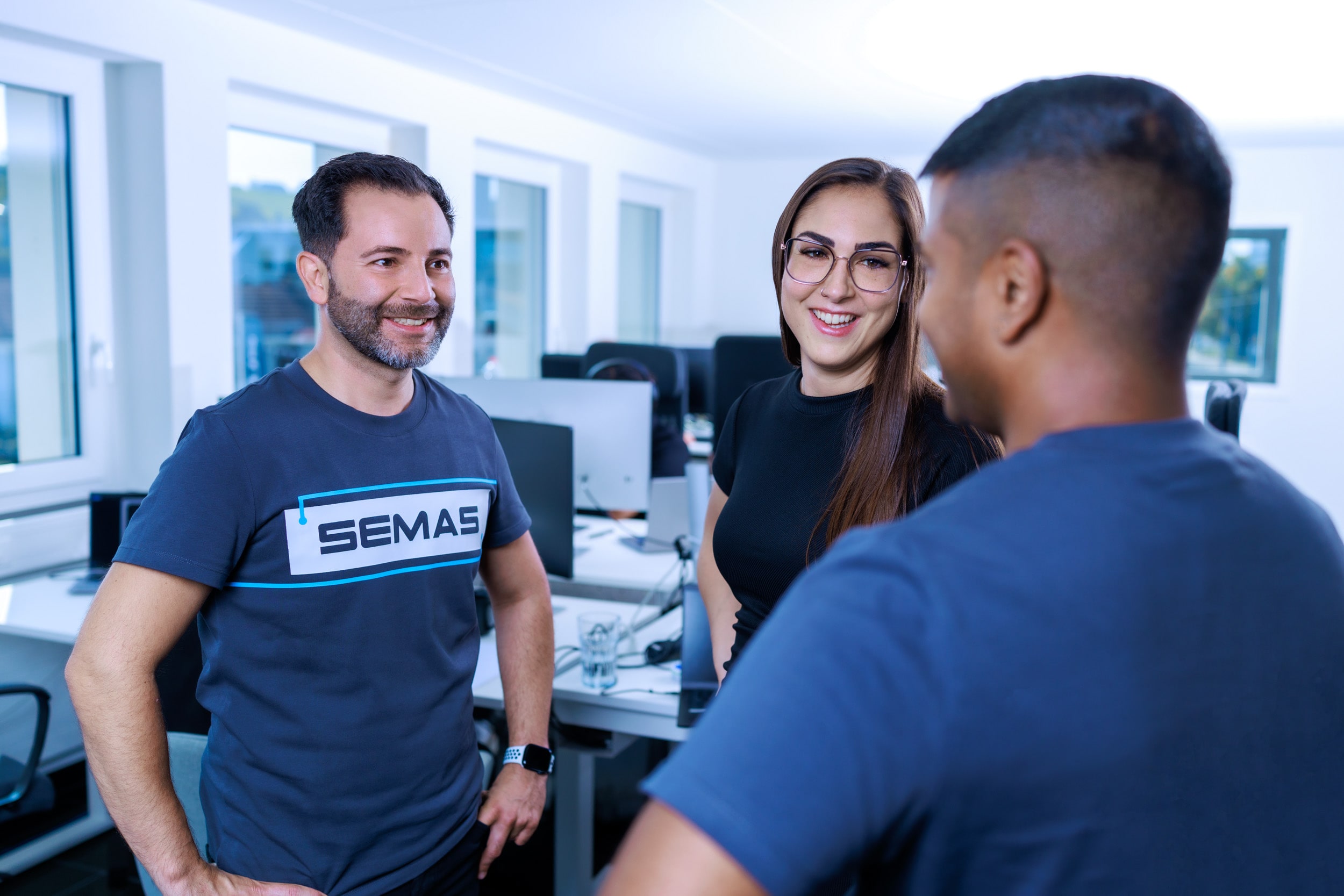 Drei SEMAS IT Mitarbeitende im Gespräch